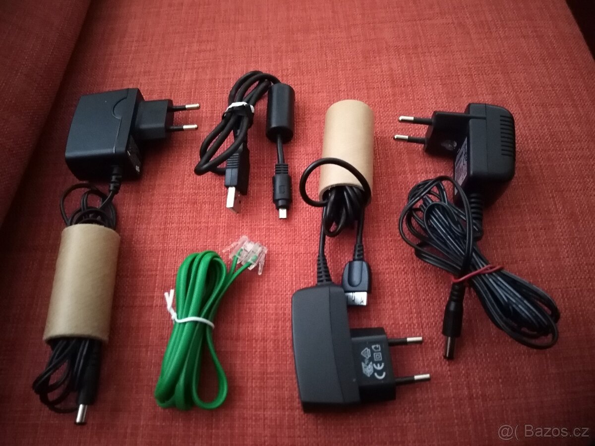 PRODÁM TYTO STARŠÍ MOBILY+RŮZNÉ KABELY