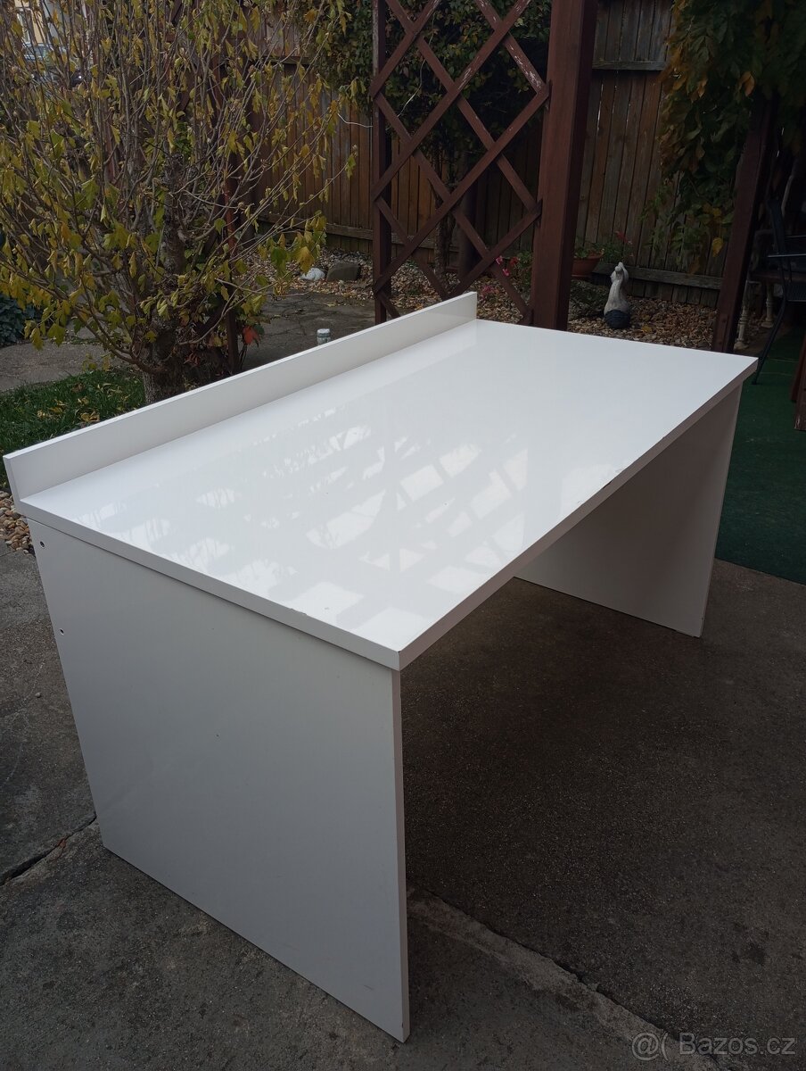 Pracovní stůl s kontejnerem