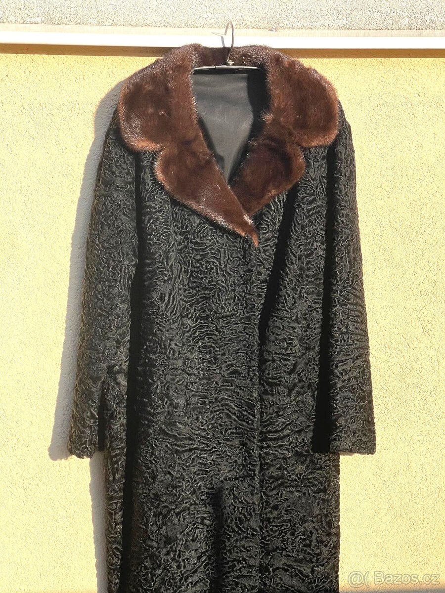 Persianový kožich s norkovým límcem