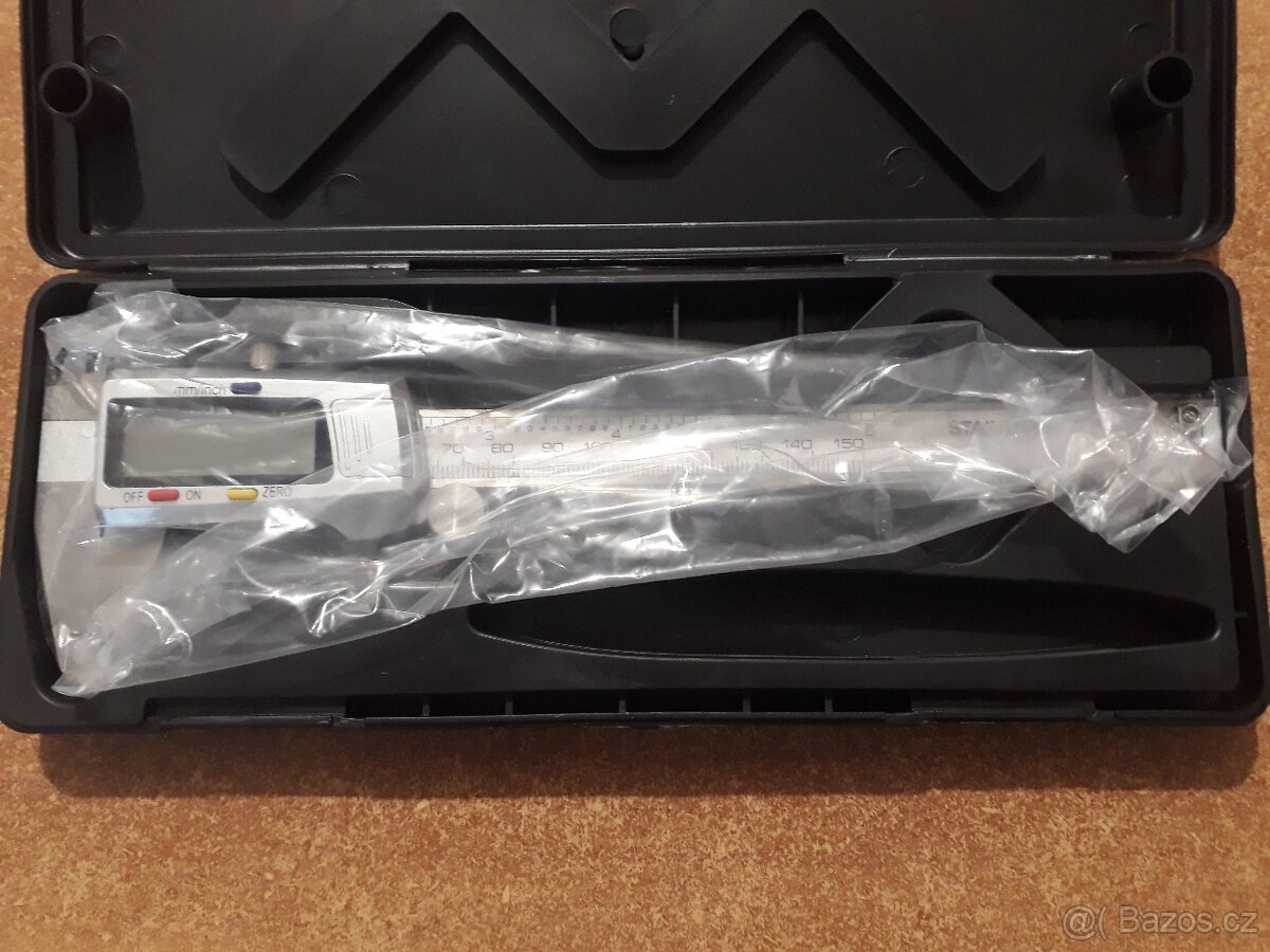 Digitální posuvné měřítko s LCD displejem.