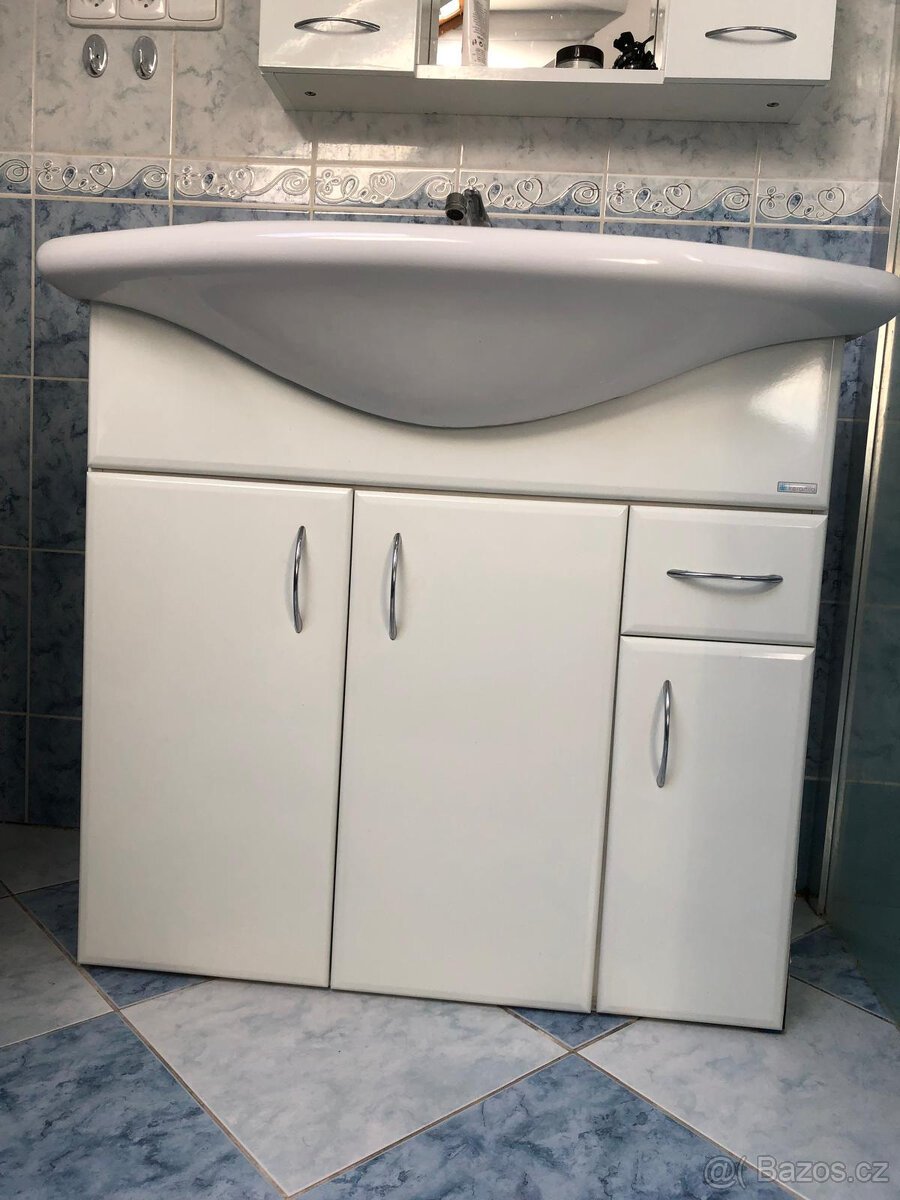 Koupelnová skříňka s umyvadlem