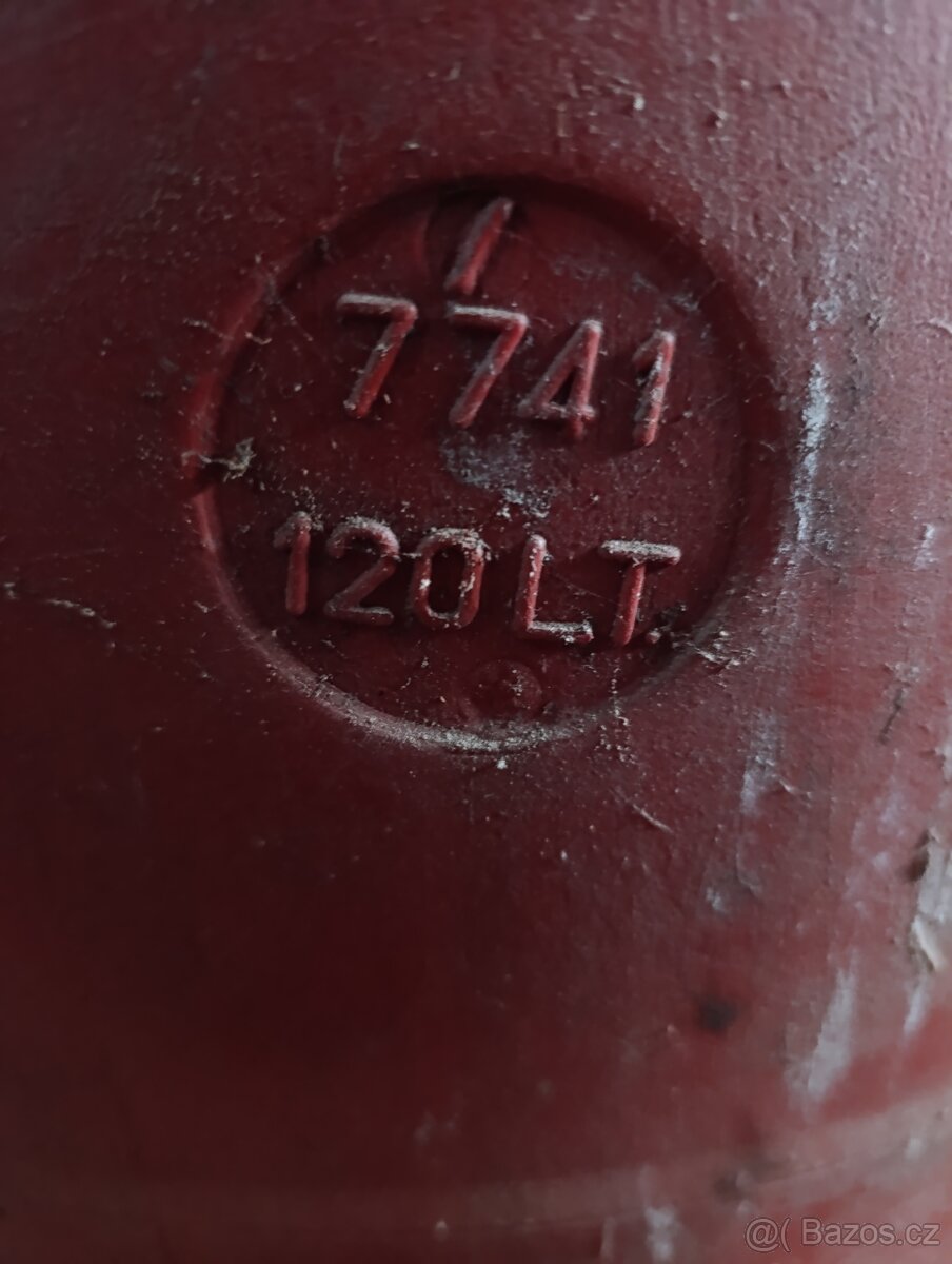 Starší plastový sud