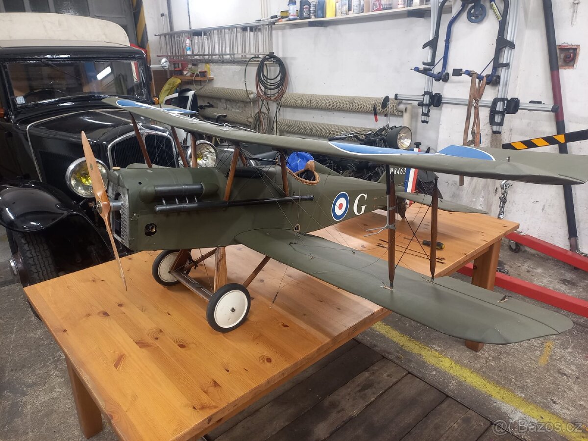 Obří model RC letadla dvouplošníku