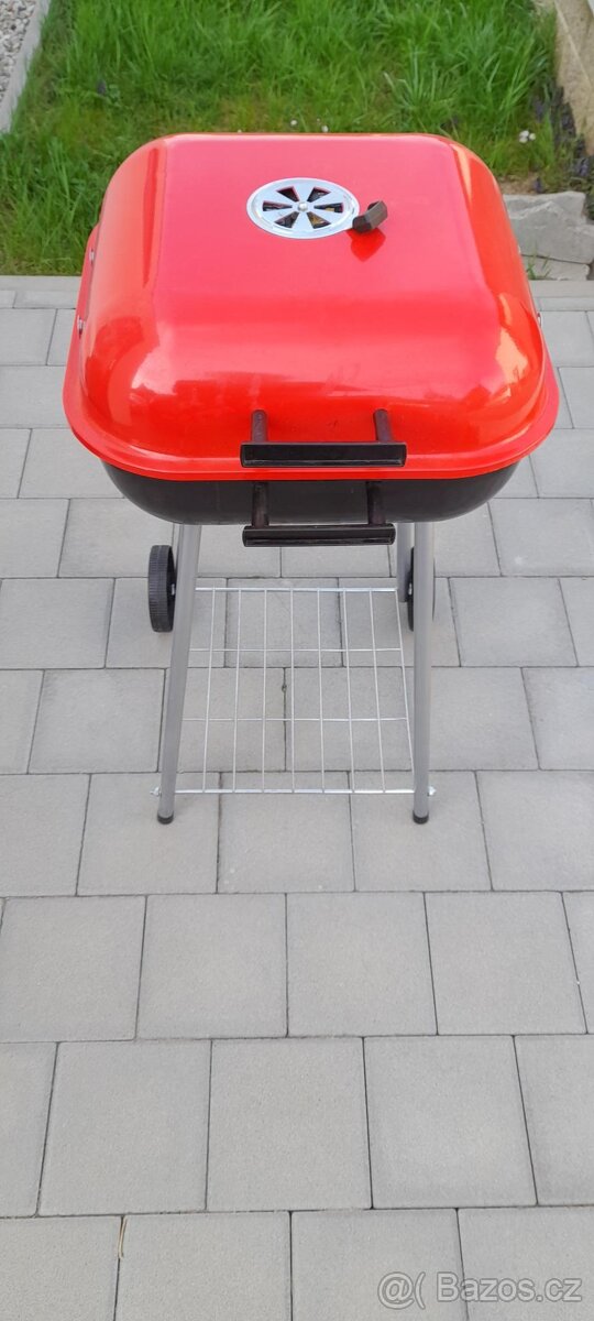 Zahradní gril na dřevěné uhlí