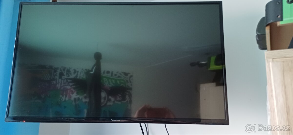 TV + posuvný a otočný držák+ Dvd přehrávač a cca 200 Dvd