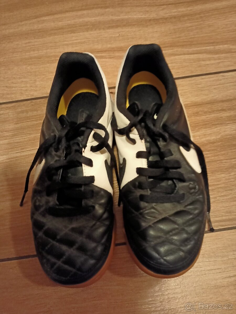Salovky na fotbal nike 35,5
