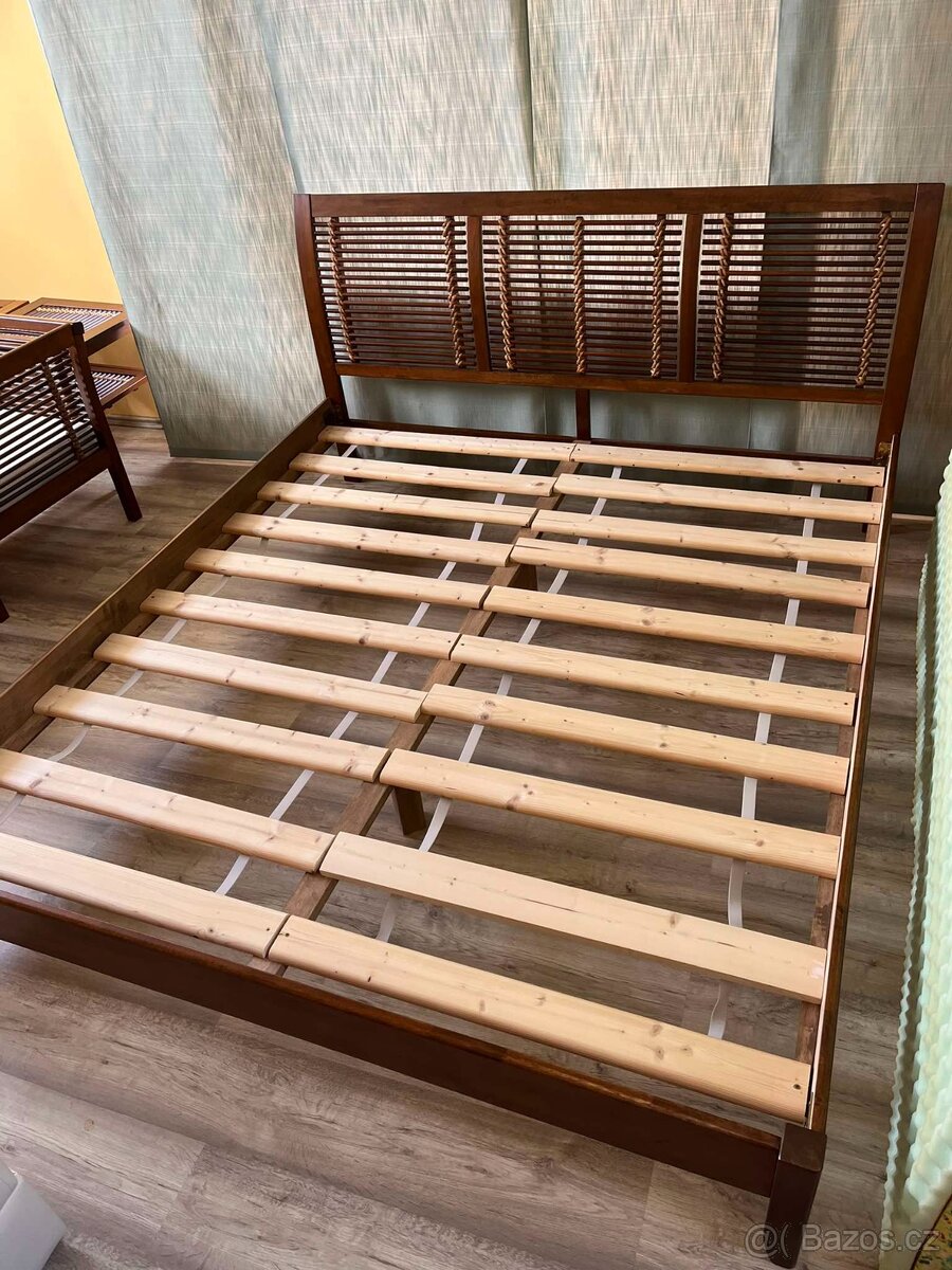 Dřevěná postel s matrací + noční stolky