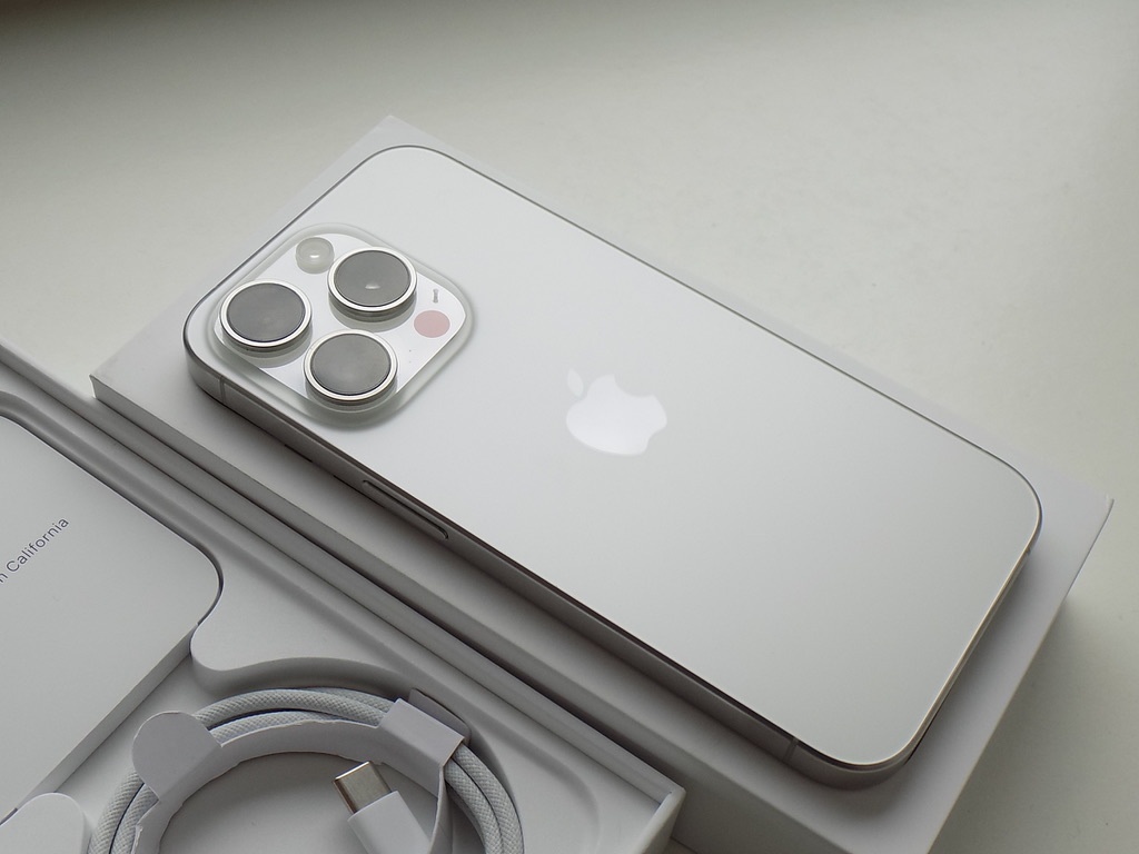 APPLE iPhone 15 Pro MAX 256GB Bílý Titan - ZÁRUKA-JAKO NOVÝ