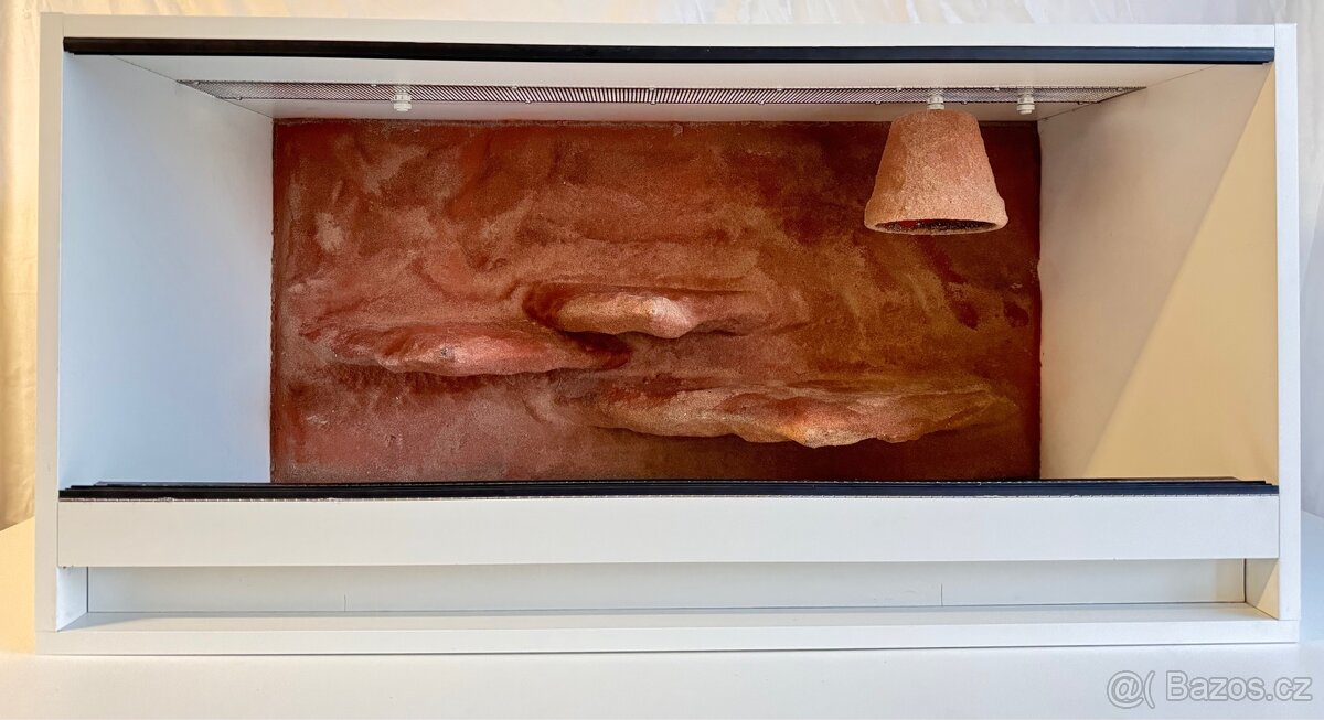 Nové terárium 100×50×50 cm s 3D cihlovým pozadím a květináči