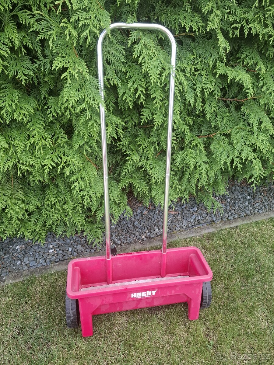 Secí / posypový vozík / sečka Hecht