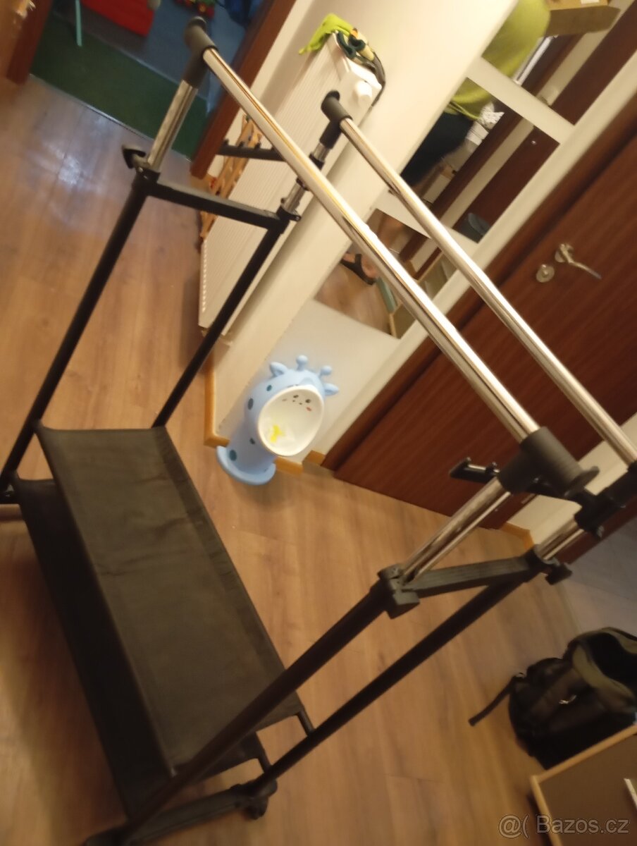 Věšák, němý sluha