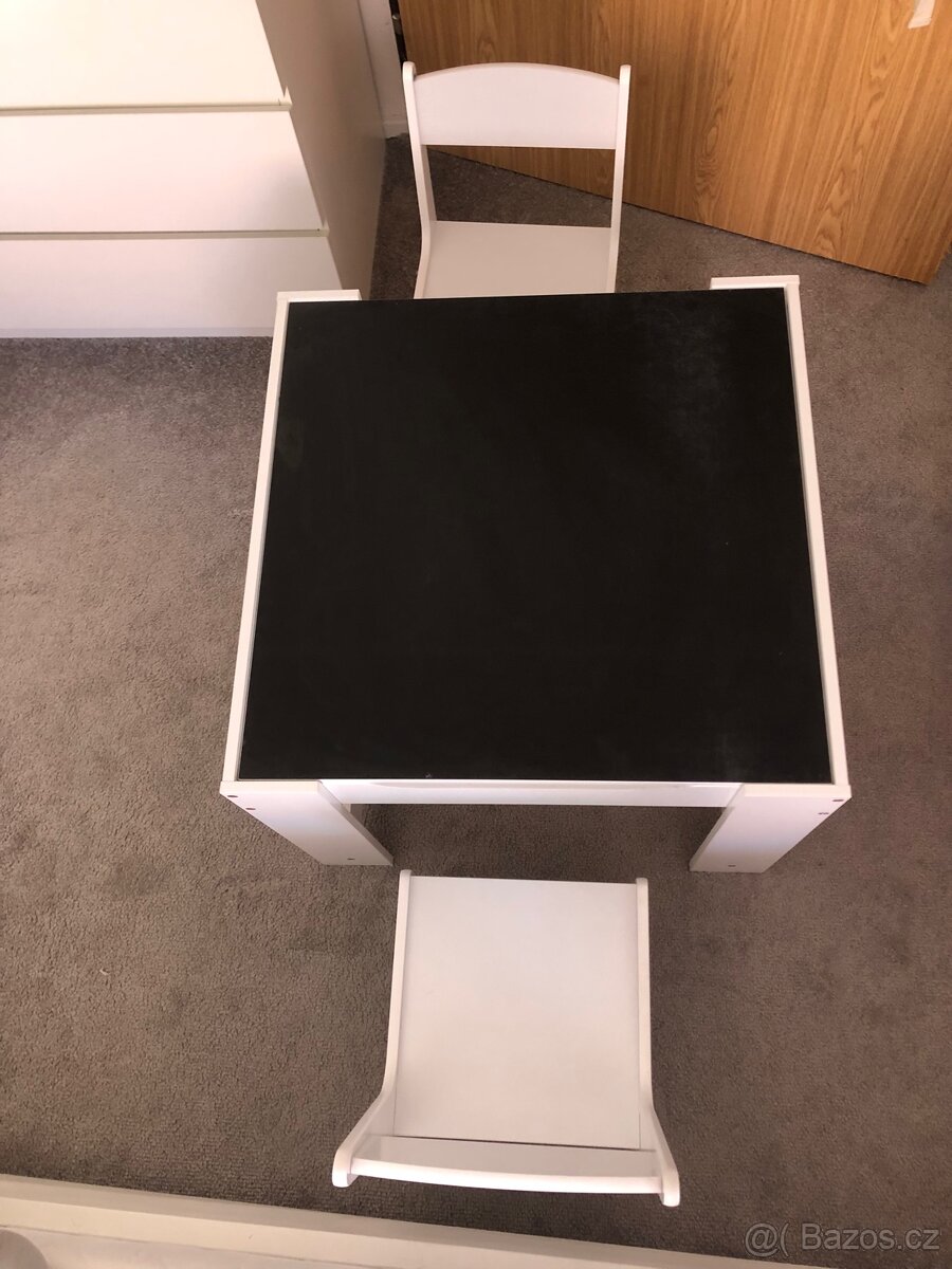 SET DĚTSKÉHO STOLU SE 2 ŽIDLEMI