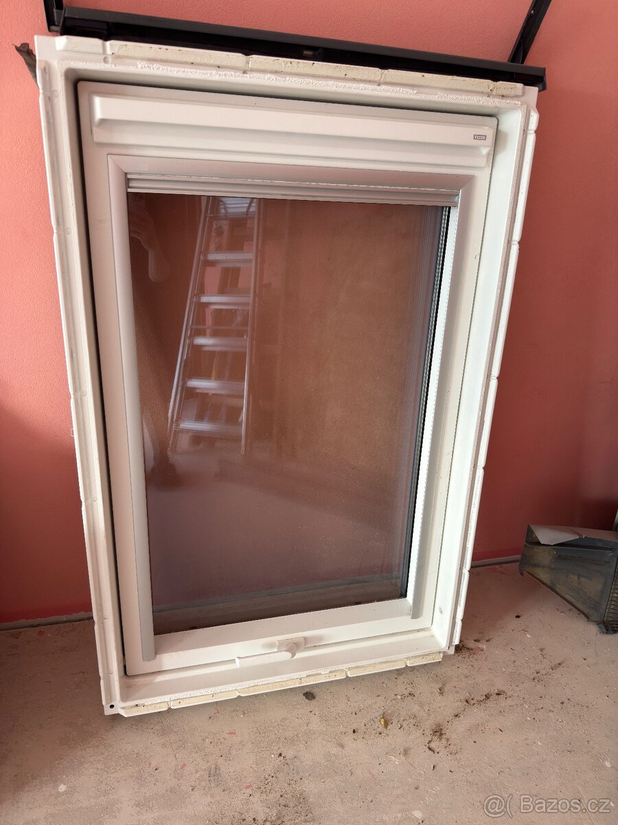 Střešní okno VELUX 78x118, trojsklo, vč. rolety