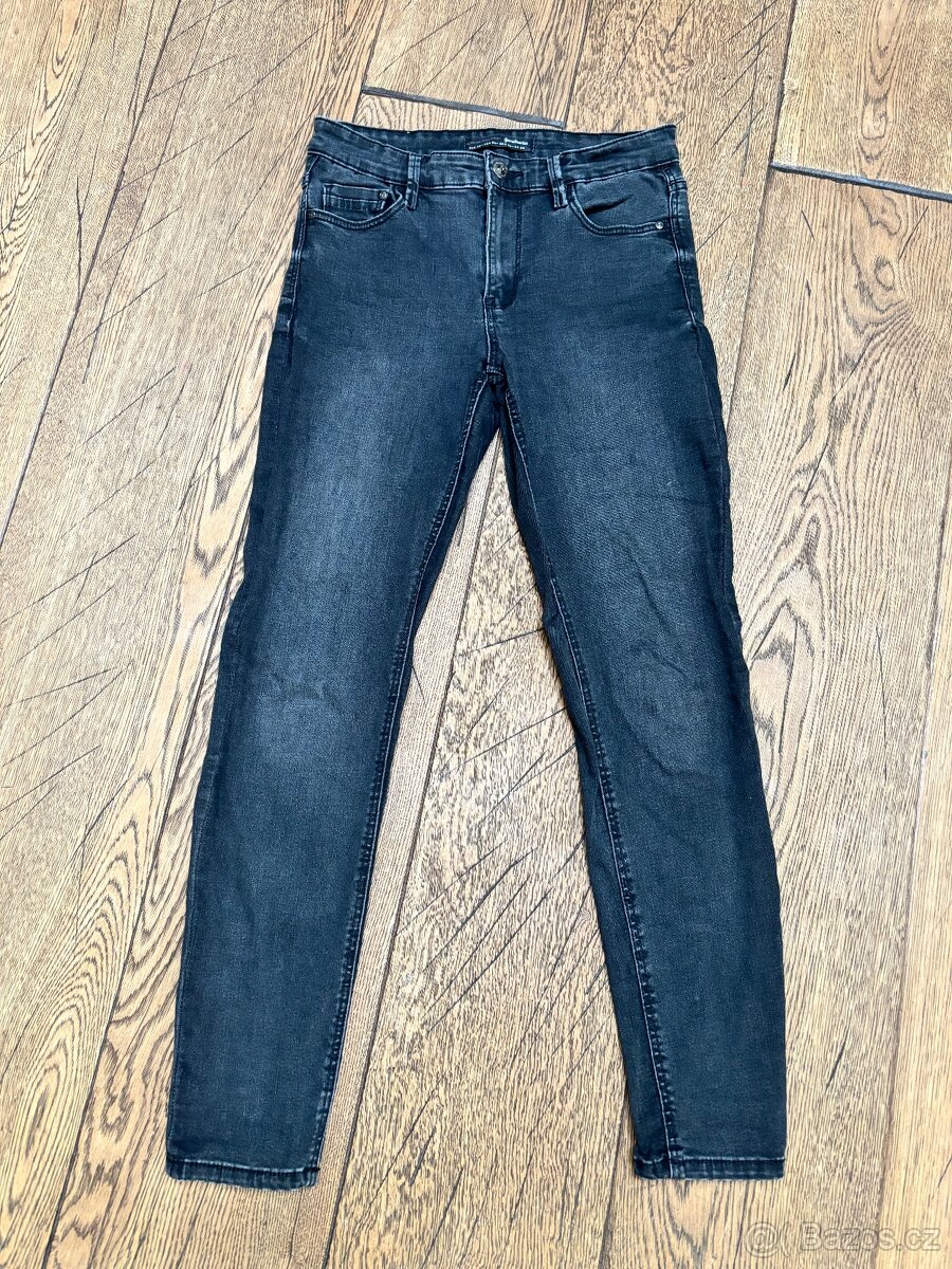 Dámské tmavě šedé džíny Stradivarius, vel. 36