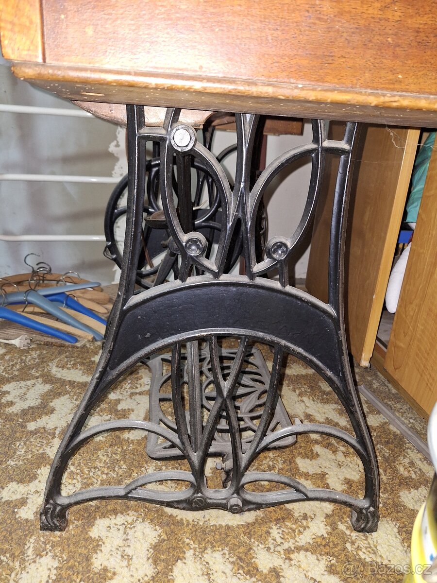 Historický šicí stroj Naumann – cca 1910–1930