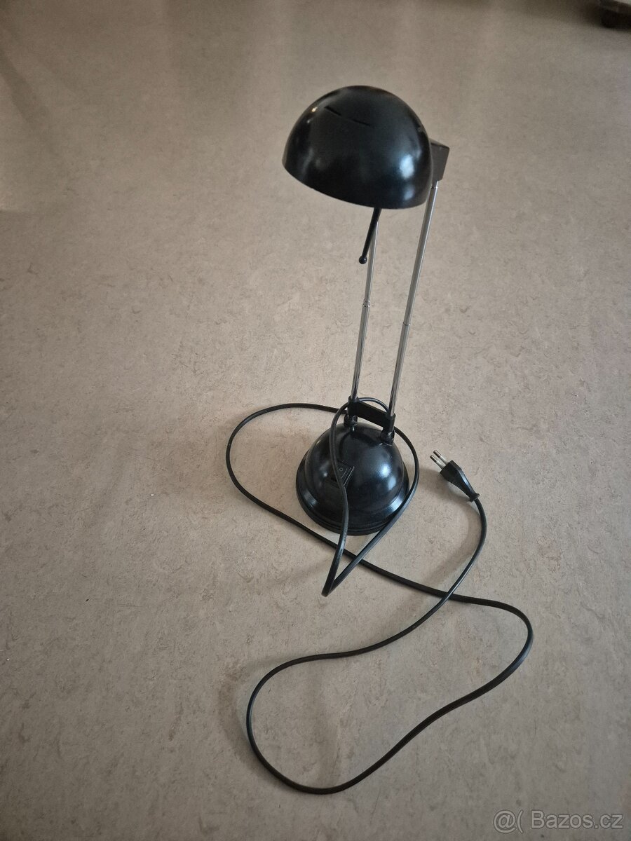 Černá stolní lampicka