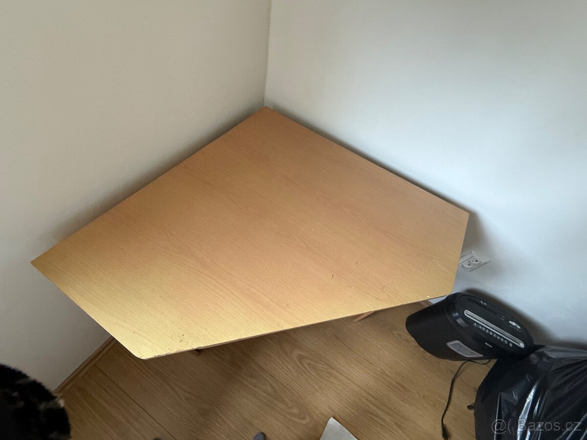 Psací stůl dětský rohový daruji