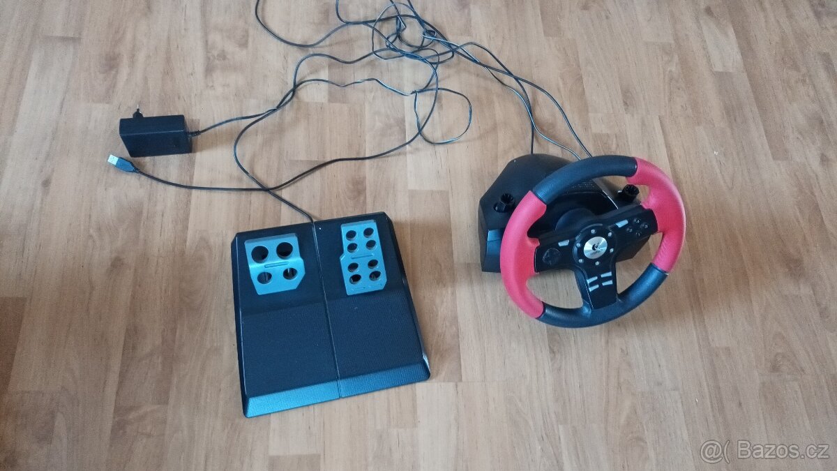 Logitech volant s pedály k PC hrám