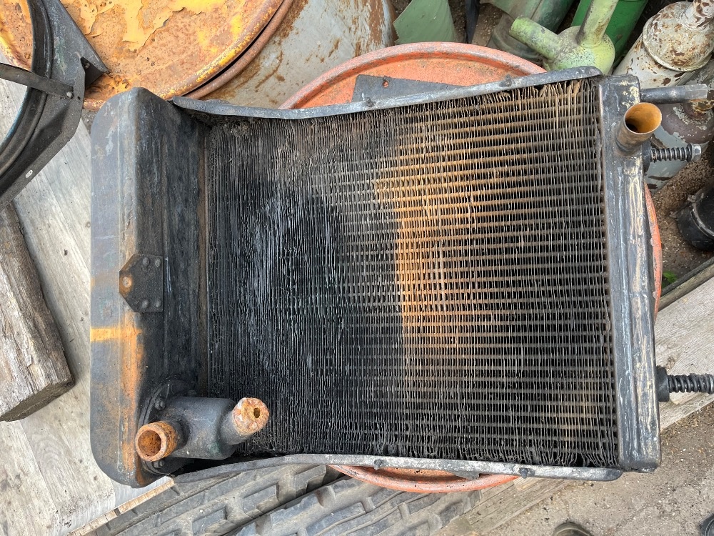 Prodám originál chladič na ZETOR25-2500,-