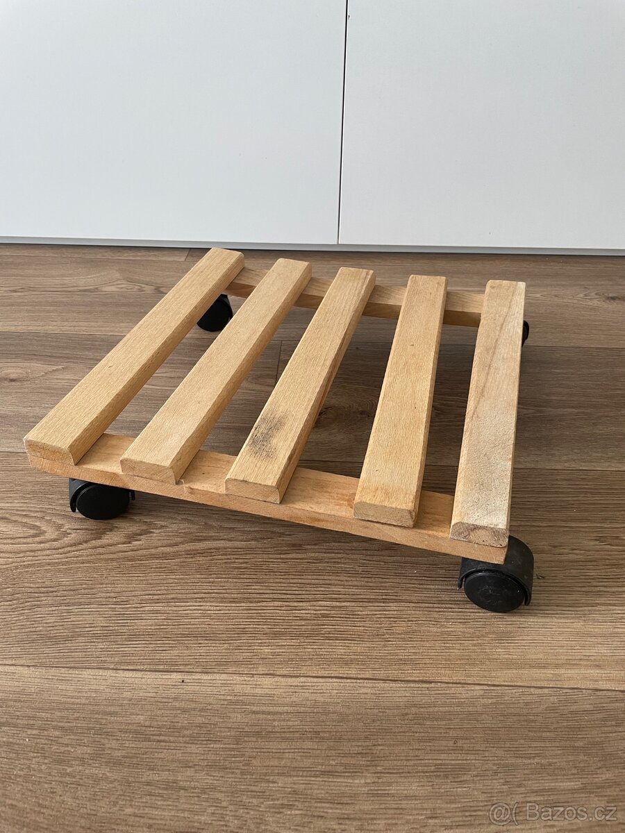 Pojízdný dřevěný podstavec pod květináč