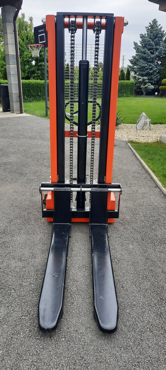 Vysokozdvižný paletový vozík ruční na 2000kg