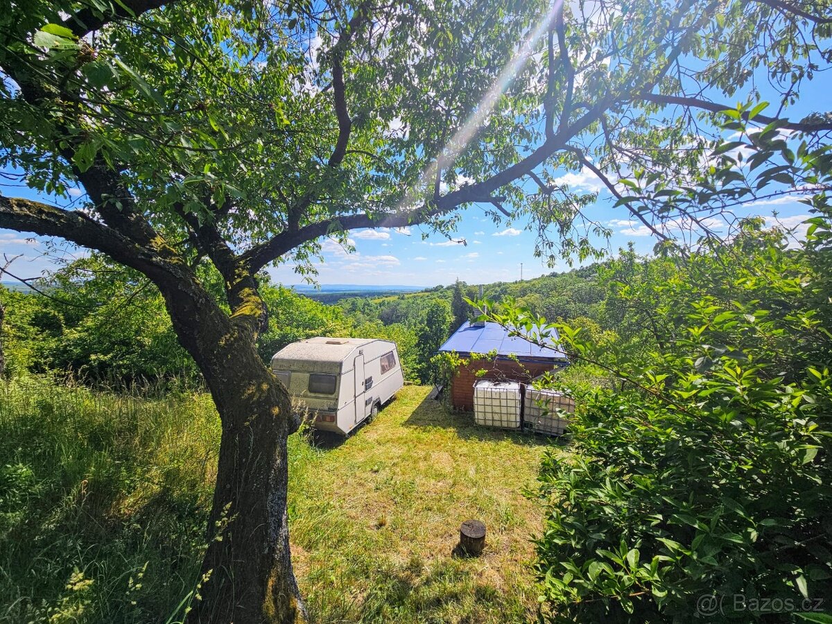 Prodám pozemek 3000 m2 se zahradní chatkou, Kudlovice