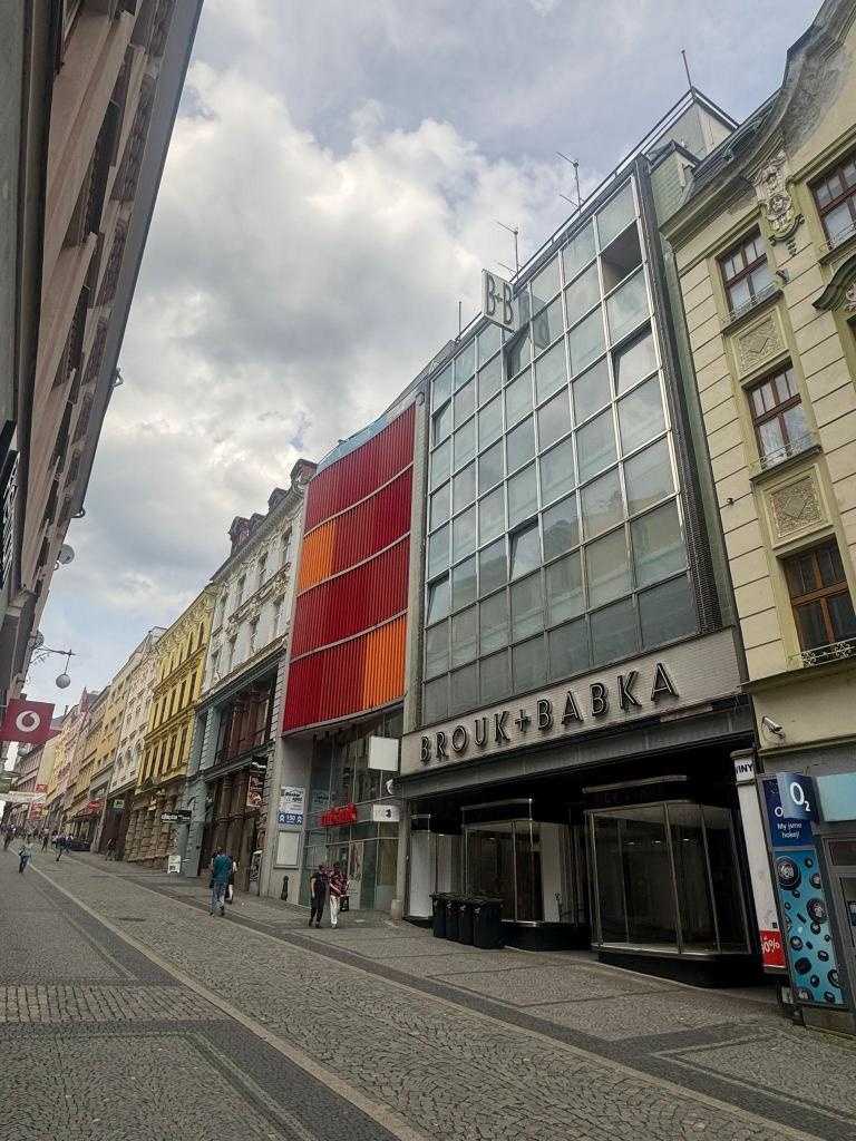 Pronájem obchodních prostor – 829,99 m²