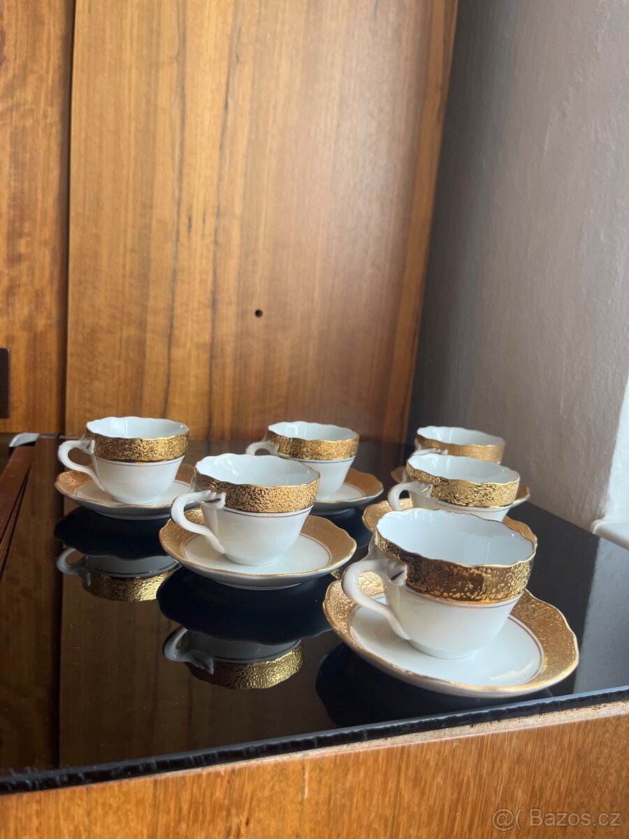 Originální sada porcelánu se zlatým dekorem