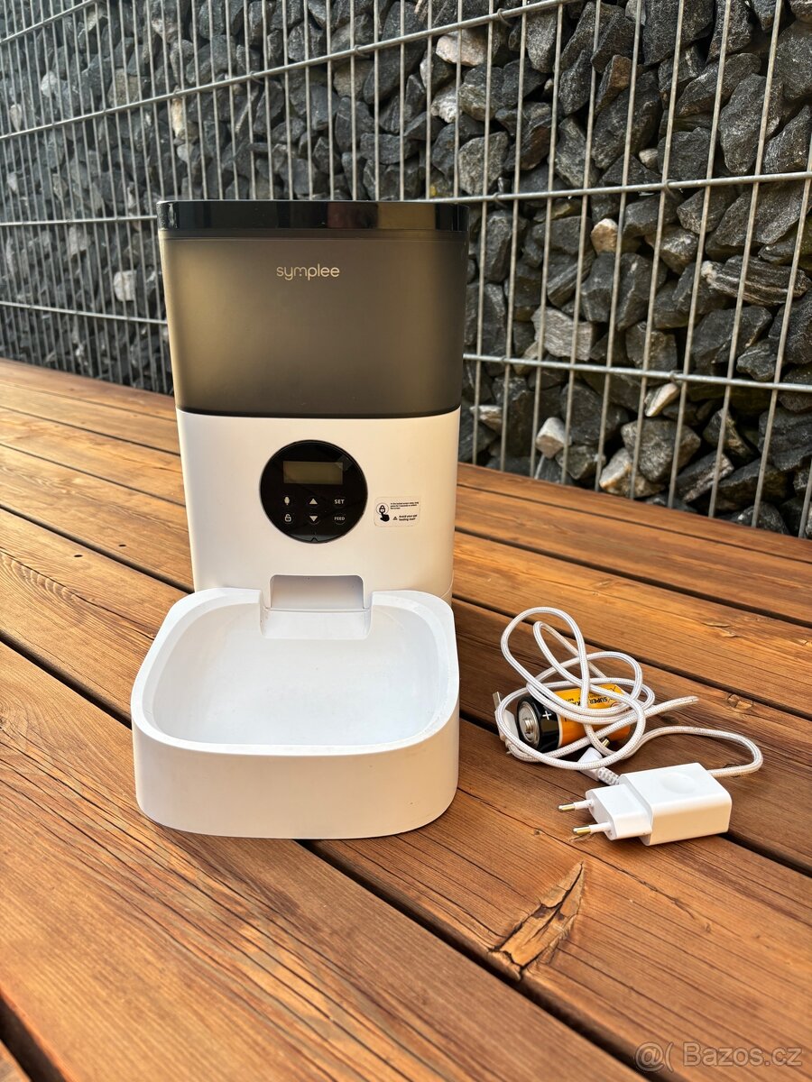 Dávkovač na krmivo pro psy a kočky