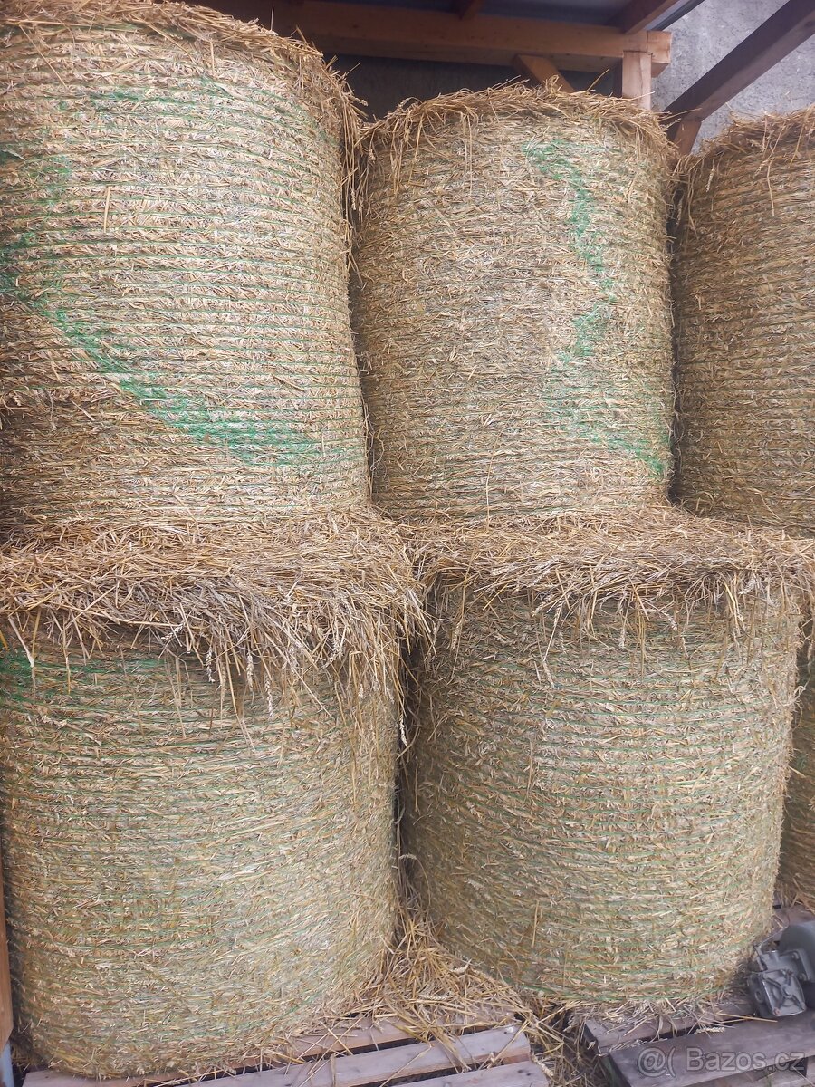 Kulate baliky slámy pšeničná