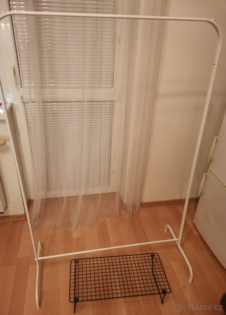 Stojan na oblečení s podložkou na boty - 152 cm