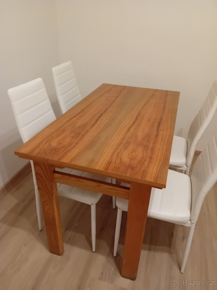 Jidelni stůl