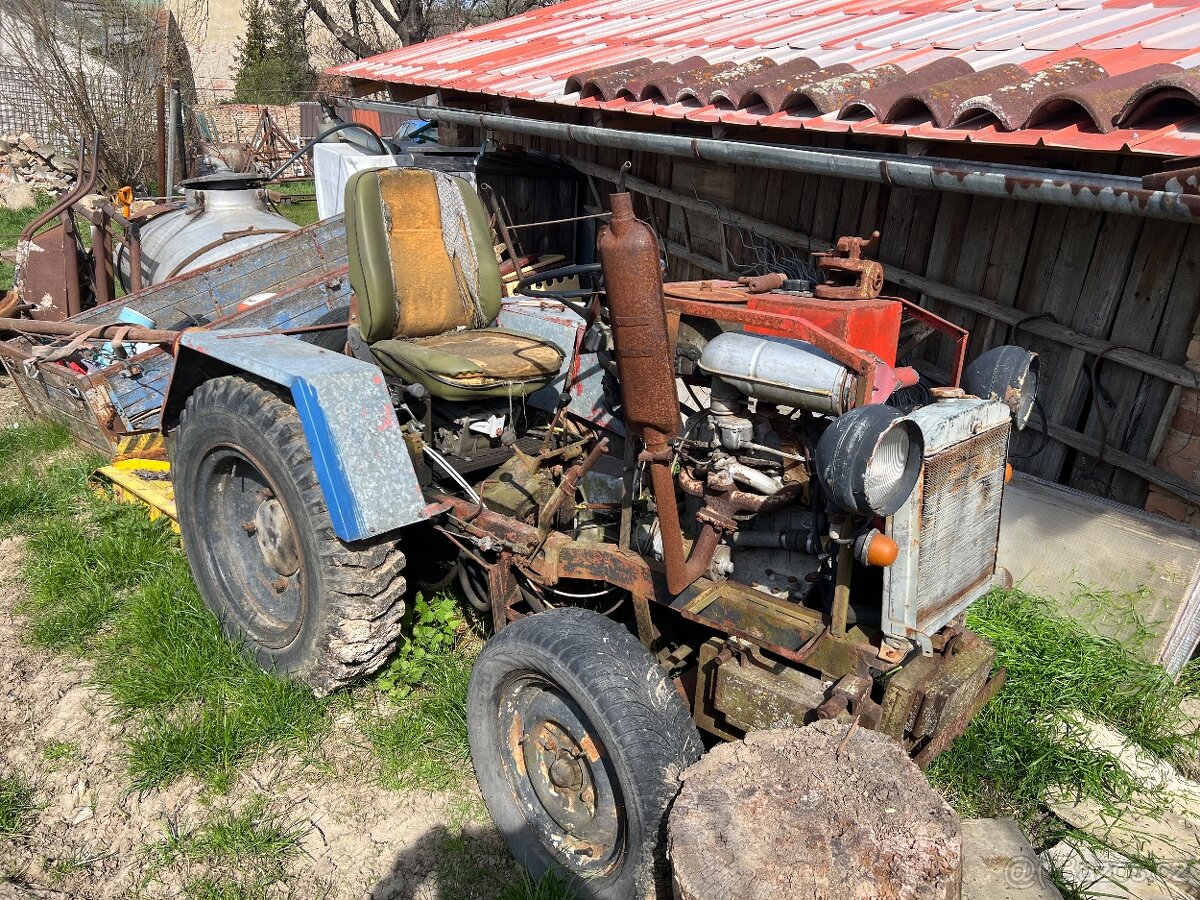 Traktor domácí výroby + vlečka