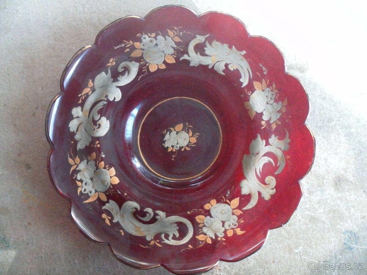 Starý malovaný, skleněný talíř.