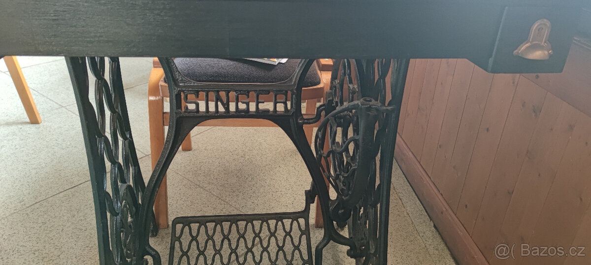Stoly ze šicích strojů