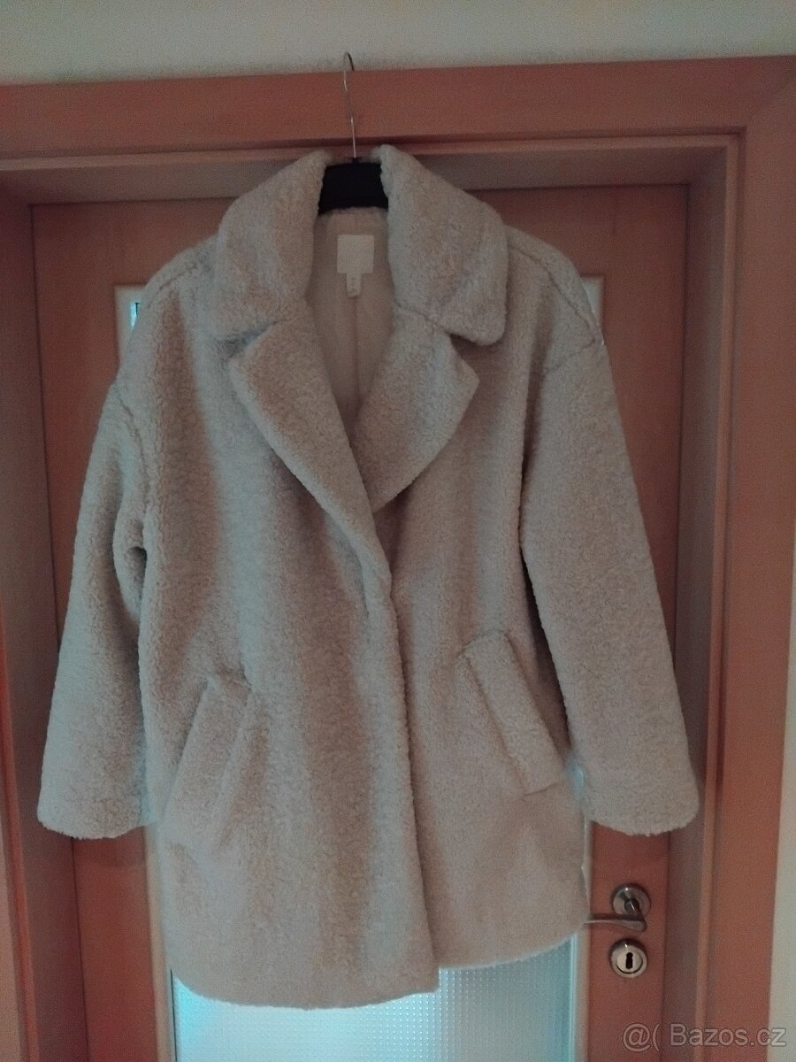 Světle béžový plyšový kabátek vel.M značky H&M