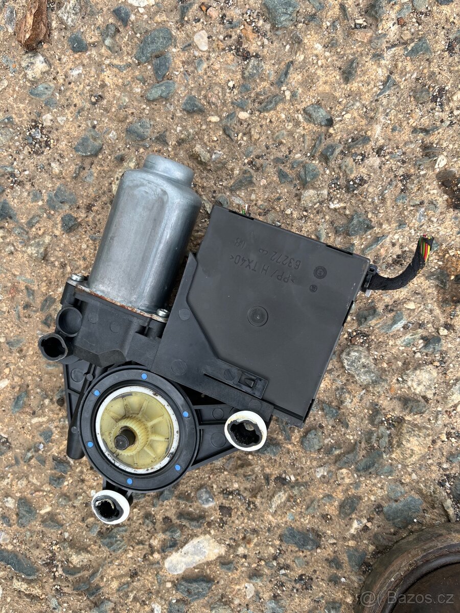 Motorek stahovačky Škoda Octavia 2