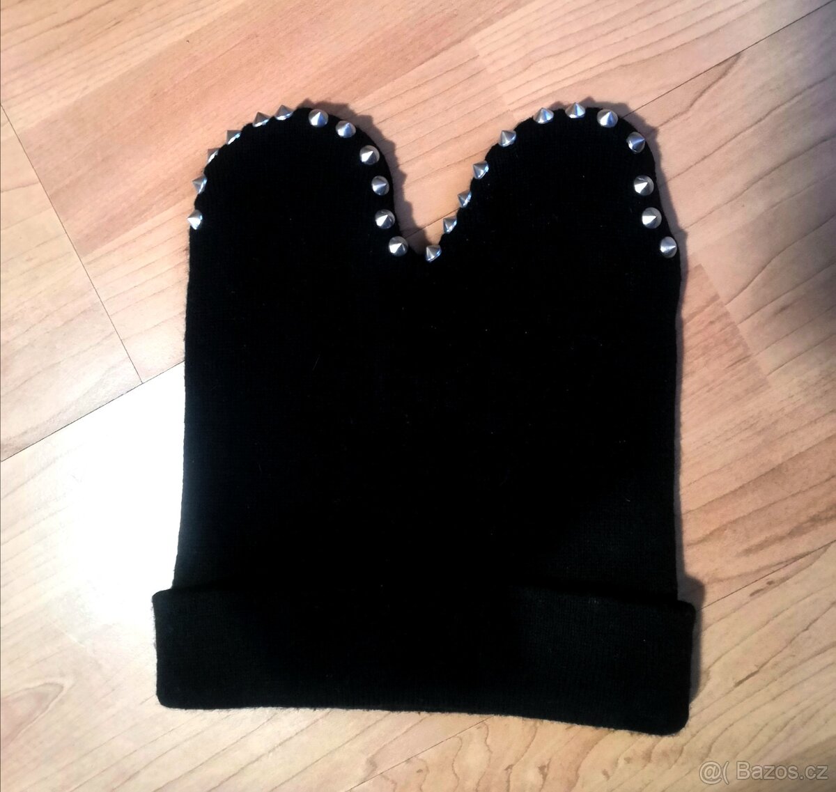 Černá stylová čepice s cvočky / hroty