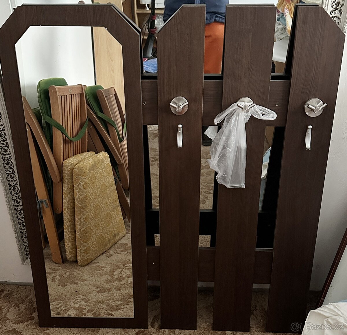 dřevěný věšák 99 cm šířka x 113 výška se zrcadlem