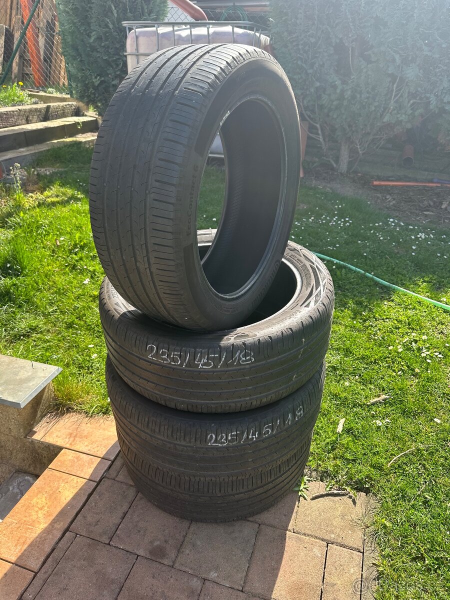 Letni pneu 235/45/18