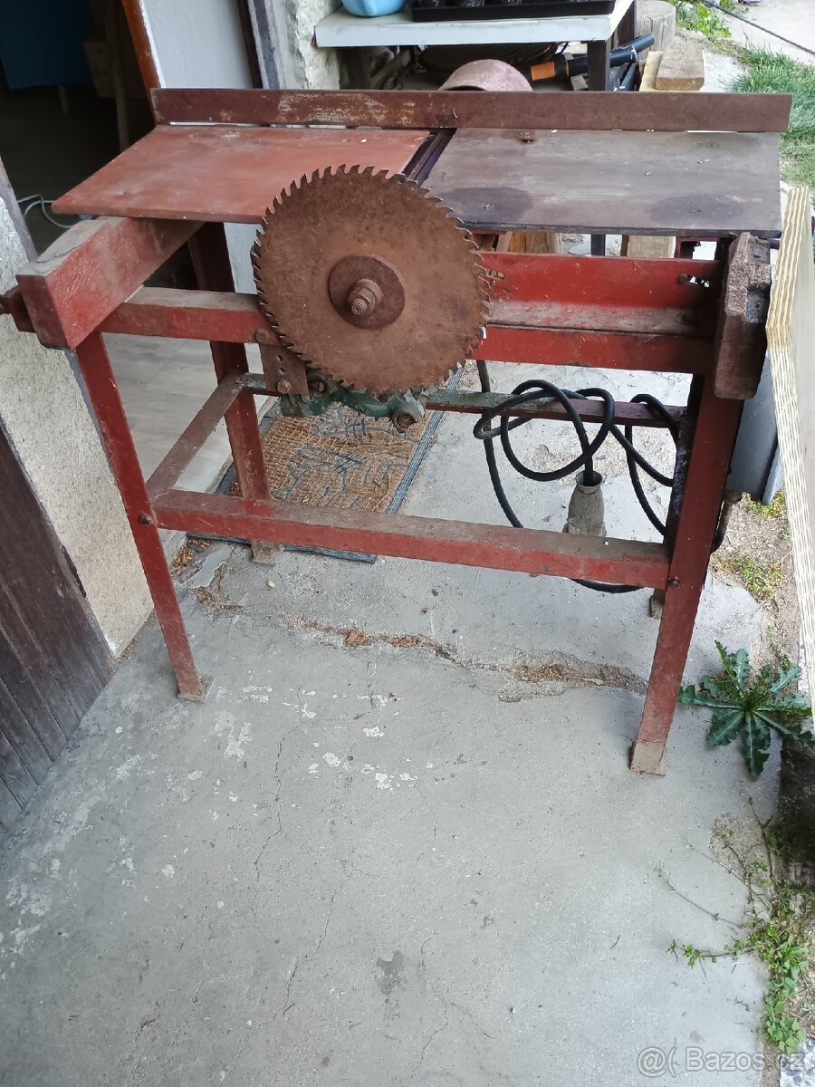 Stolní pila s hoblovkou