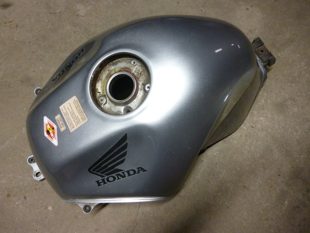 Honda NT 650 V Deauville. Nádrž. Do 2006