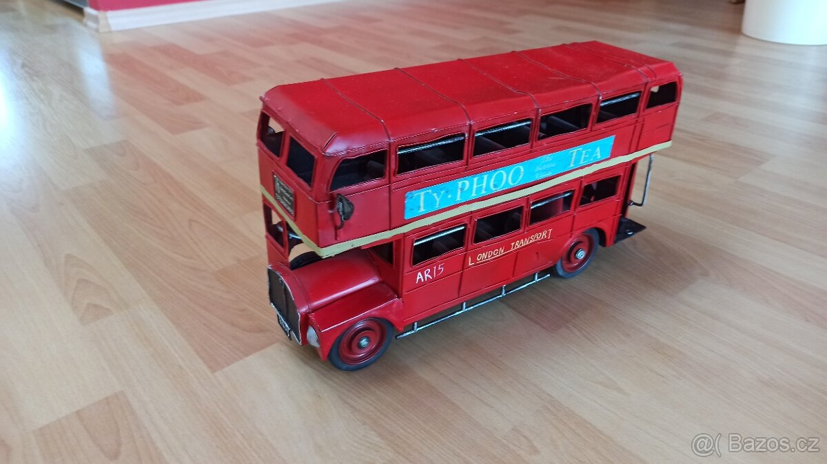 Kovový patrový retroautobus Londýn