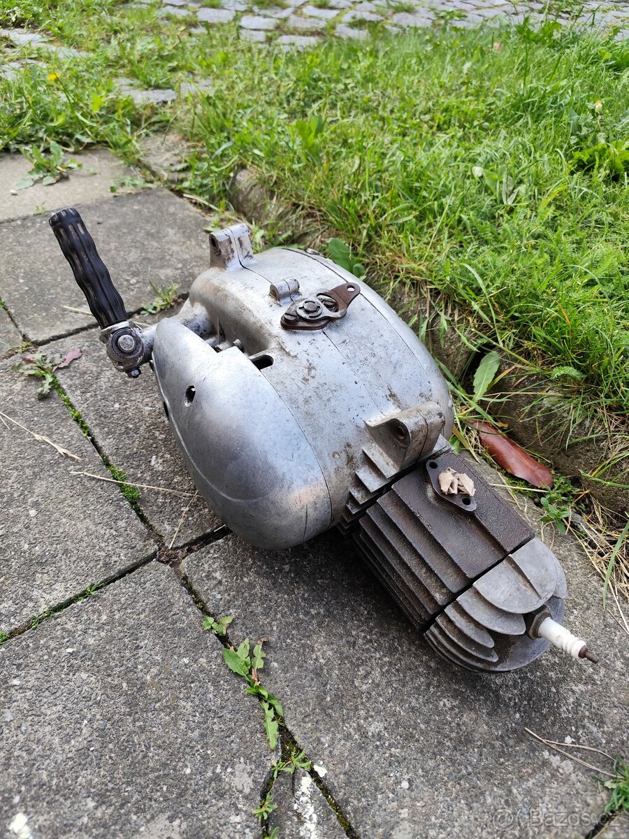Motor Jawa 555