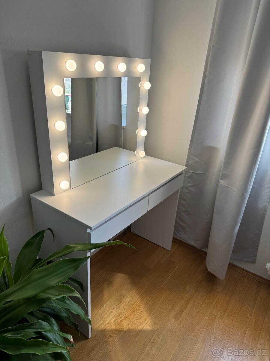Kosmetický/toaletní stolek
