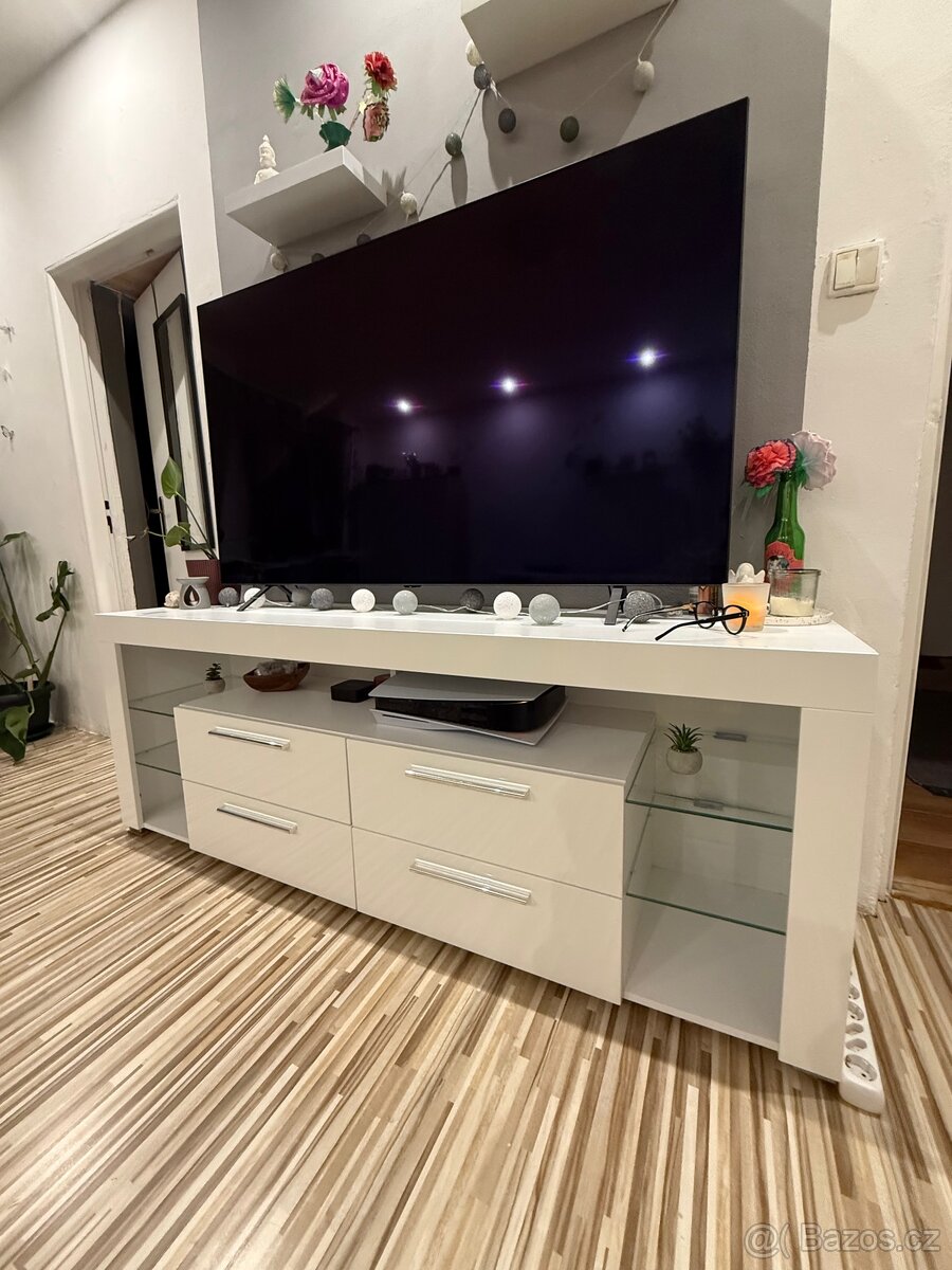 Komoda pod televizi