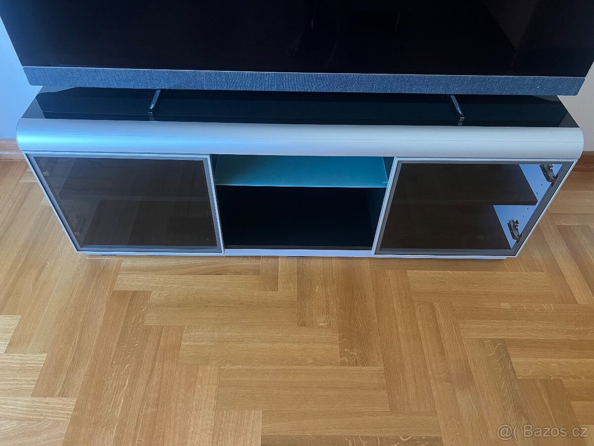 Stolek pod TV