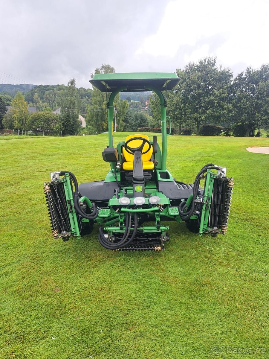 Vřetenová sekačka John Deere 8700A na fotbalová a golfová hř
