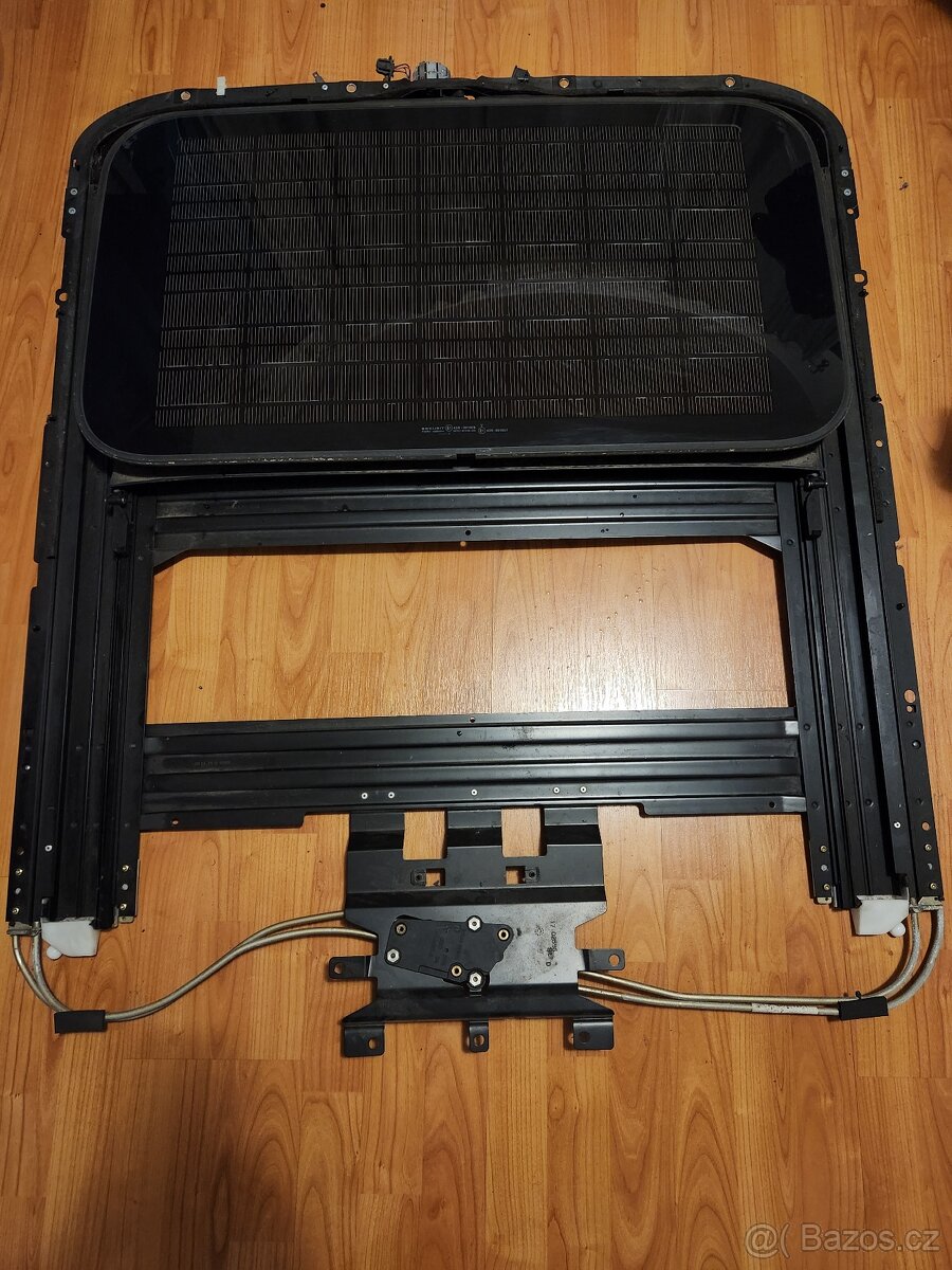 Prodám A8/S8 D3 střešní okno