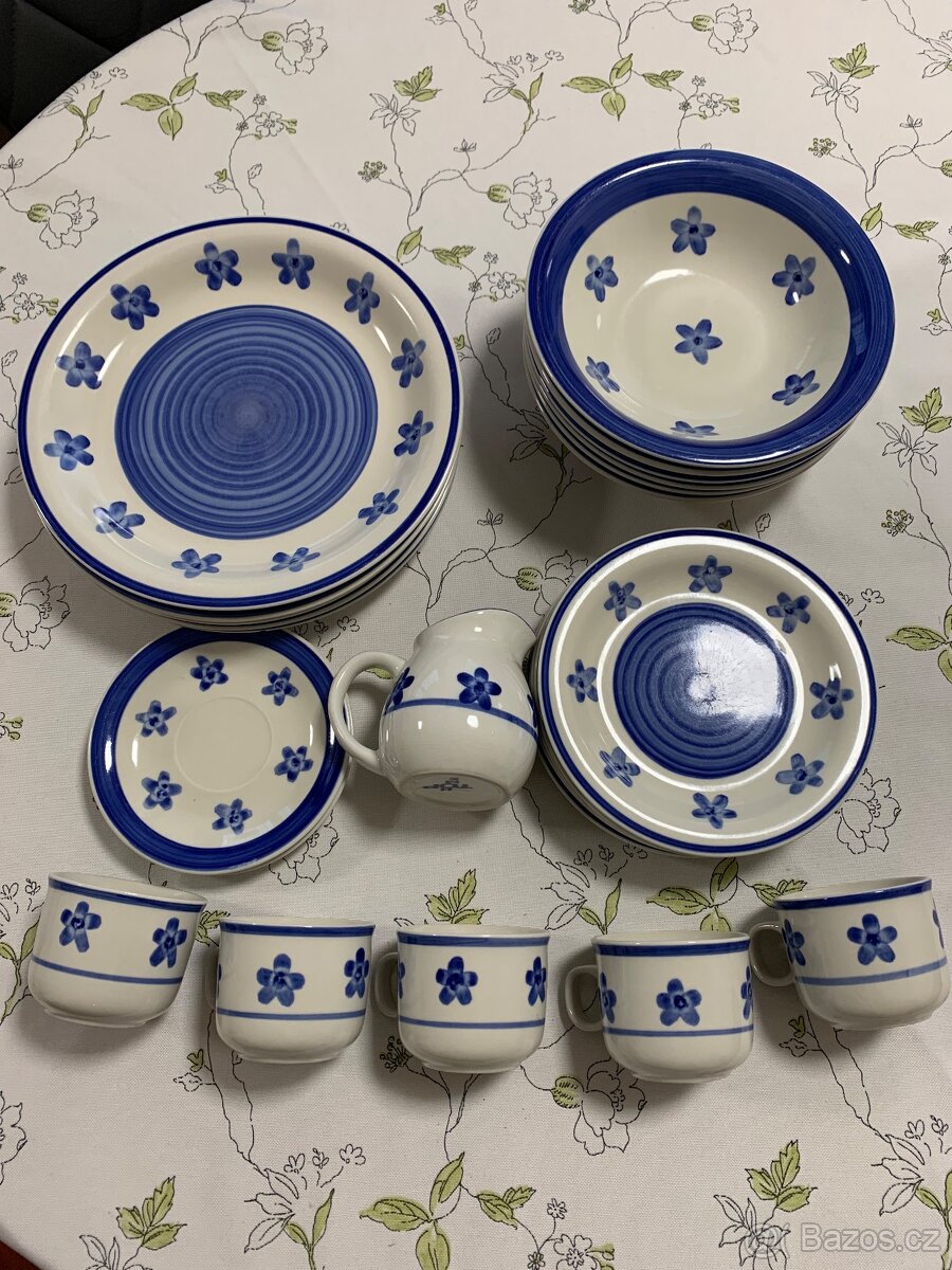 Sada modrych taliru a hrnecku